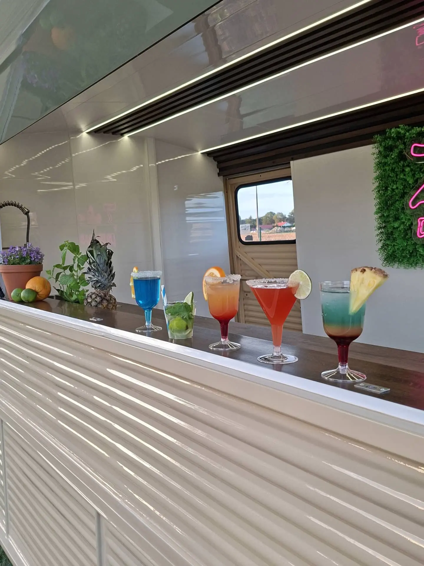 Bar Zefir przy leżakach o zmierzchu